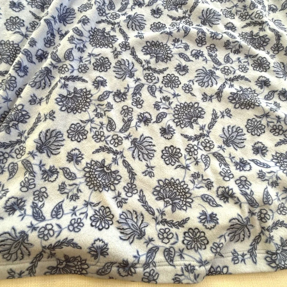 Aria Collection‎ XL Blue Floral Fleece Nightgown Long Sleeve Button Neck
